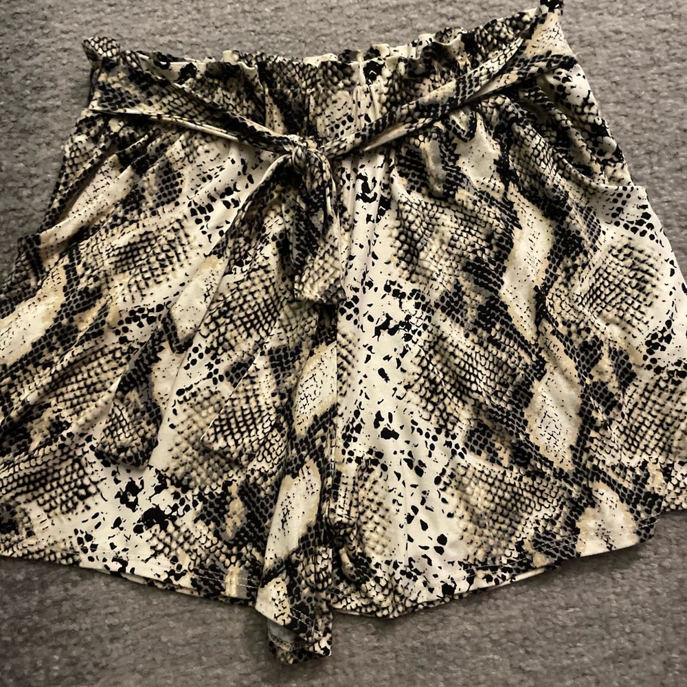 Texas True Threads Faux Snake Skin Spandex Blend High Waisted Tie Shorts Size M